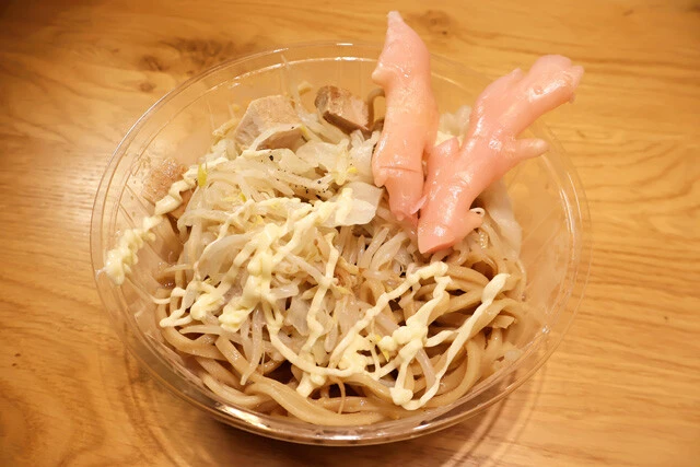 サッパリブタまぜ麺 冷しブタまぜ麺(セブン-イレブン)などの二郎系には抜群の相性を発揮する岩下の新生姜。あえてスライスせず、漬け汁ごと入れると爽快感が爆上がり! 麺と新生姜を交互に食べよう