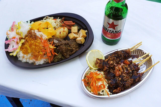 「ナシチャンプル」と「サテ・アヤム」