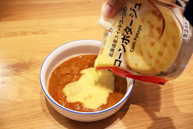 （２）混ぜる！　麺をゆでている間に激辛チキンカレーとコーンポタージュをそれぞれレンチンし、食器に移してかき混ぜておく。冷めてしまったら再度レンチンし、アツアツの状態にしよう