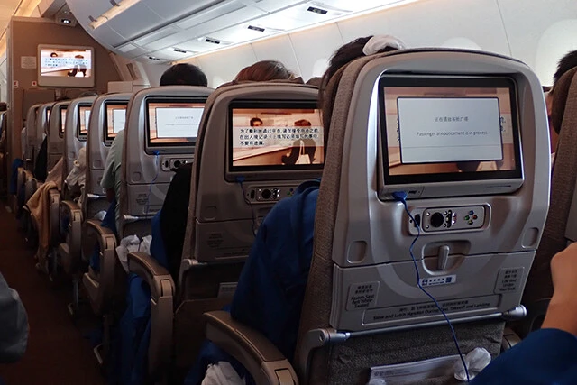 上海－成田便の機内には、個人用モニターがあり、エンタメもあった。ただコンテンツは中国語と英語のみとなっている