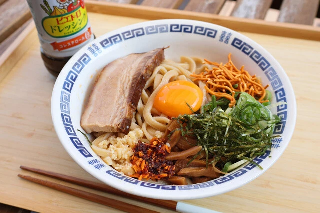 【ピエトロドレッシング油そば】ピエトロドレッシングをタレに使用！　酸味も辛みも完璧に決まった簡単でマシマシな激ウマ油そば！＜野島慎一郎のバカレシピ＞