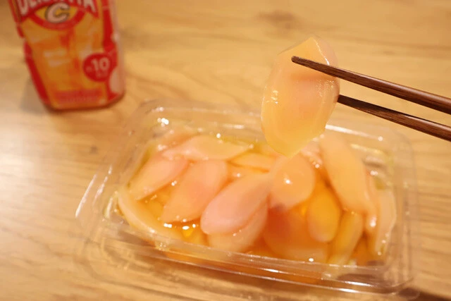 酒に合うツマミといえば岩下の新生姜だが、デカビタCに漬けると甘みが際立ち一風変わった味わいに。不思議と辛みも引き出される