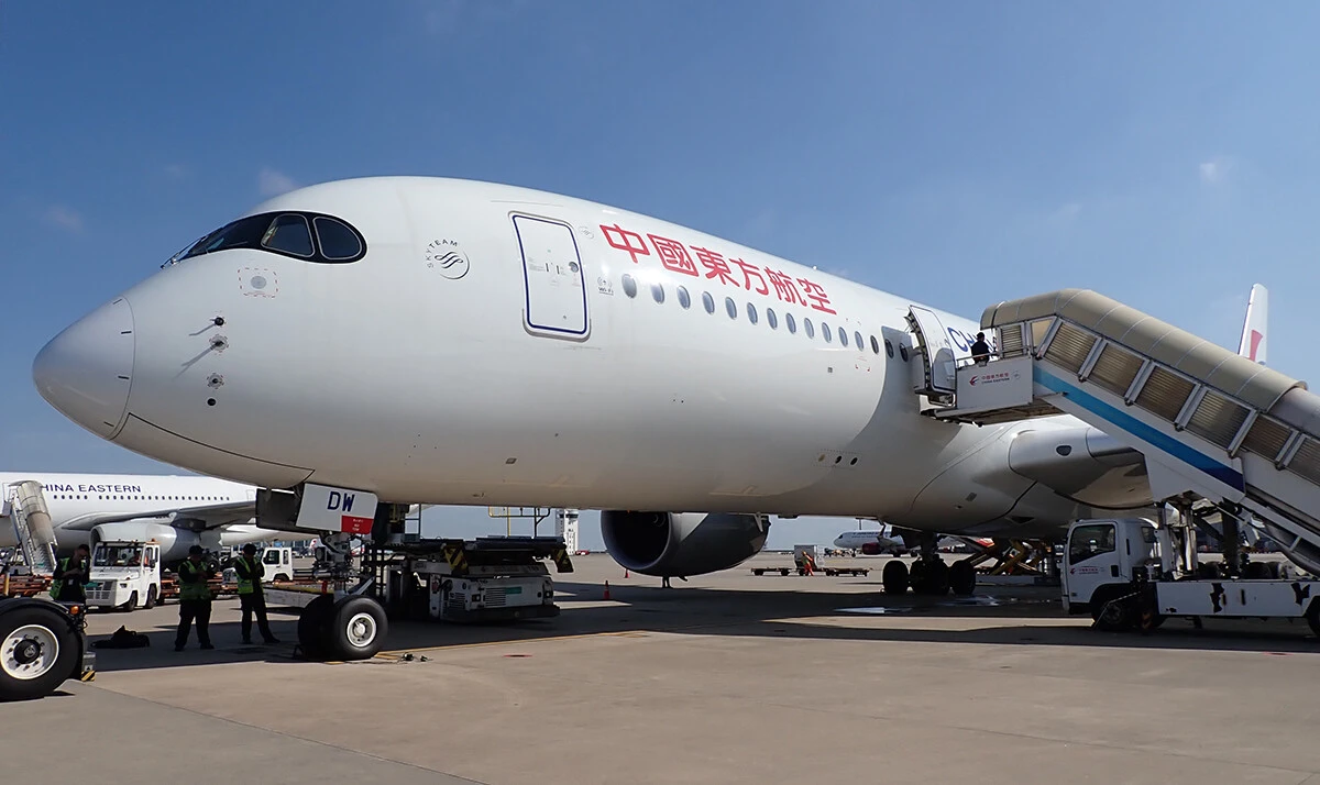 復路の上海－成田便はバスによる搭乗。通常、日本では大型機へのバスを使った搭乗はありえない