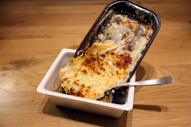 (3)ぶっかけ! 揚げなすをのせたら、ラザニアをスプーンなどでスライドさせるようにしてペヤングの上にのせよう。冷凍ラザニアならどのメーカーの商品でもだいたいジャストサイズだ!