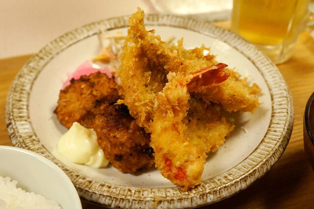 【アジフライ&エビフライ&イカメンチ定食】熱海旅行のスタートを華々しく飾ってくれた、駅前ビル地下街の名店との出会い:パリッコ『今週のハマりメシ』第198回