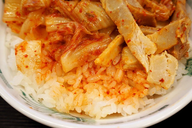 白米がキムチャーシューの赤に染まりゆく