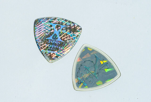 ホログラム仕様のYOSHIKIモデルのギターピックはフェルナンデス製