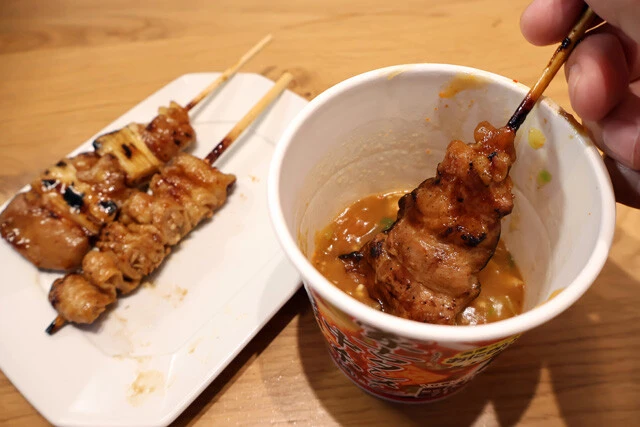 (3)ディップ! (2)を蒙古タンメン中本スープの容器に戻し、あとは焼き鳥を好きなだけディップして食べよう。つけすぎなくらいでも意外といい具合にまとまる。これぞ新感覚の辛旨焼き鳥だ!