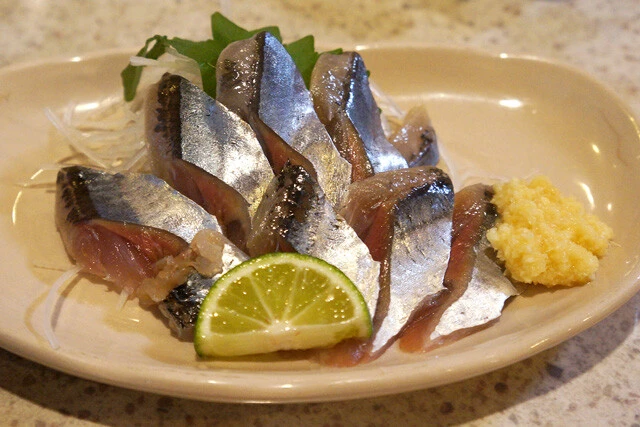 大阪「赤のれん」で食べたさんま刺し