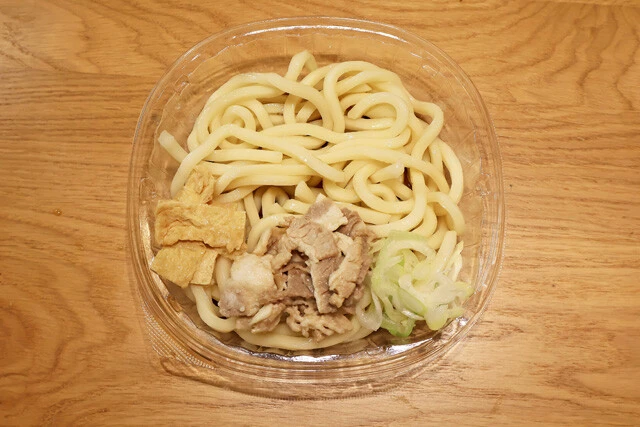 武蔵野風 冷しぶっかけ豚肉うどん ファミリーマート：598円　関東一部限定販売。武蔵野うどん風の極太麺からあふれる郷土愛。つゆ自体はあっさりめだが、豚肉と合わせると相当いい雰囲気に！