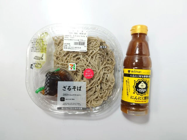 ざるそば 後味にニンニクの風味が残る、パンチ感あるつゆに変わる