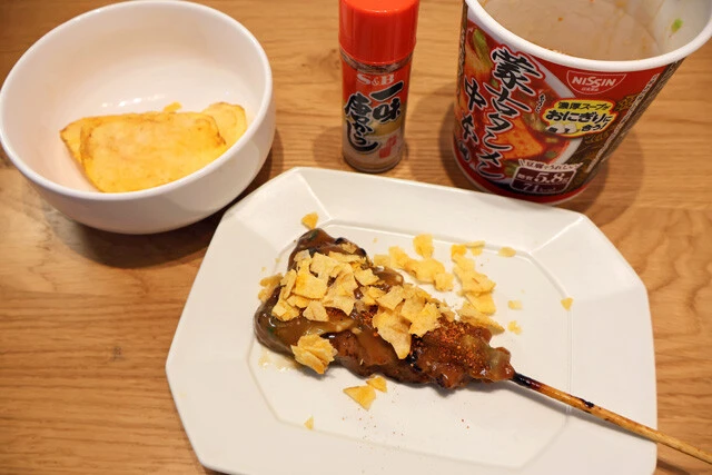 (5)カスタム! よりジャンクな味わいを楽しみたいなら、シンプルに一味唐辛子で辛さを増してもいいが粉砕カラムーチョが激ハマり! ザクザク食感と辛みとほのかな酸味がウマさを爆上げ!