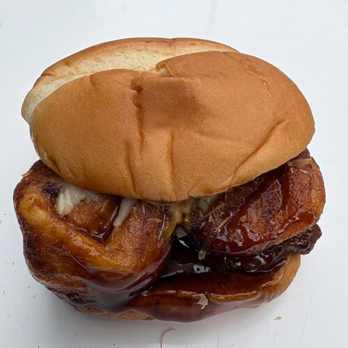 たこ焼きバーガー 780円／ウェンディーズ・ファーストキッチン梅田芝田町店　大阪市北区芝田2-1-1　Tel06-6376-2939