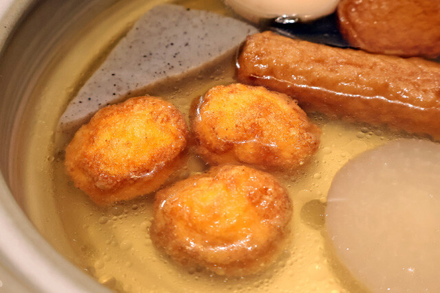 あっさり若鶏むね肉のからあげクンなら、おでんのだしとも相性抜群。フレーバーごとの違いも出るので、いろいろ入れると楽しい！