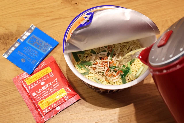 (1)熱湯! ニュータッチ 横浜もやしそば(ヤマダイ)を開封したら手順どおりに調理を進めよう。熱湯を注いで3分待ち、粉末スープを入れる段階まで進んだらいったんストップだ