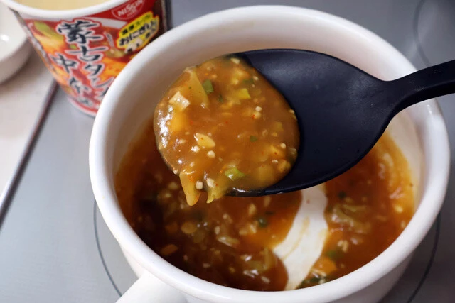 (2)タレ! 蒙古タンメン中本 辛旨豆腐スープを豆腐抜きで作ったら鍋に移し、刻みにんにく少々を加えて軽く煮立たせる。火を止めたら水溶き片栗粉を入れてよく混ぜ、とろみをつけよう