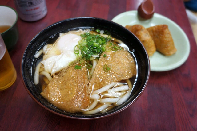 【いなりうどん】稲荷推しの聖地「伏見稲荷大社」参道の食堂で食べる、うどんとおいなりさんセットの嬉しさ：パリッコ『今週のハマりめし』第204回