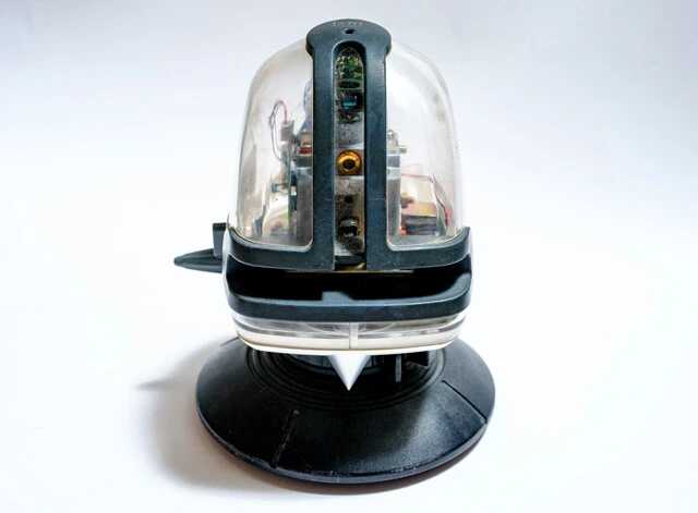 スケルトンのレーザー墨出し器（前面）