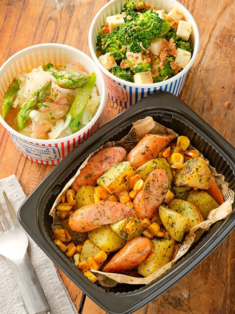 「気楽におひとりさまデリ風ランチ」。後方から、a「ブロッコリーのおかかチーズ」、b「新タマネギとアスパラの生ハムマリネ」、c「新ジャガとウインナーのコーンバター のり塩味」