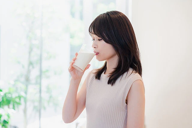 便秘薬と大量の牛乳はカルシウムの過剰吸収につながる恐れも