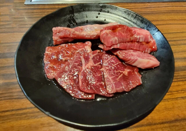 「プレミアムゴージャスコース」限定の黒毛和牛のカルビとロース。ひたすらこれだけを頼んで元を取ろうとしてしまいそう