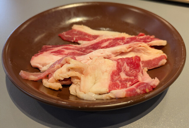 定番メニュー「牛カルビ（旨醤油）」。牛カルビはうま塩の味つけもある