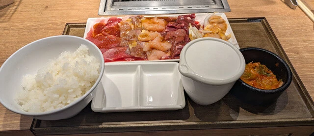 食べ放題のフェーズに移行するため、クリアしないといけない入学試験セット。肉だけ完食すればOKだけど……