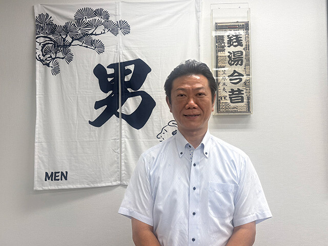 「梅の湯」3代目当主で、東京都公衆浴場業生活衛生同業組合の常務理事も務める佐伯雅斗氏