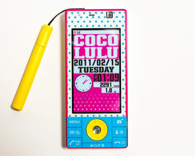COCOLULUモデル「STAR SPLASH」。カラフルな星模様