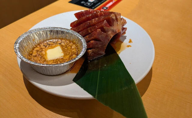 五大名物「超極厚ハラミ～ガリバタ醤油～」。切り込みを入れた極厚肉で、ガーリックバター醤油（ガリバタ醤油）がよく合う