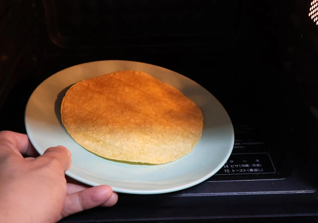 （１）タコス！　タコスの皮を温めよう。焼いたりレンチンしたり、その方法は購入した商品のマニュアルに従うこと。皮はフラワートルティーヤでも問題ないが、コーントルティーヤがベスト