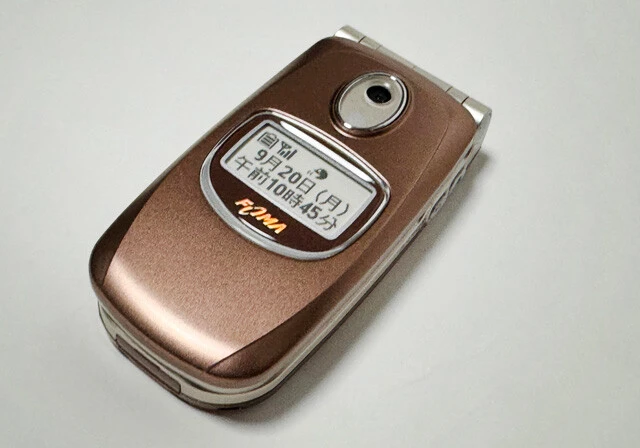 FOMAのロゴが入った携帯電話