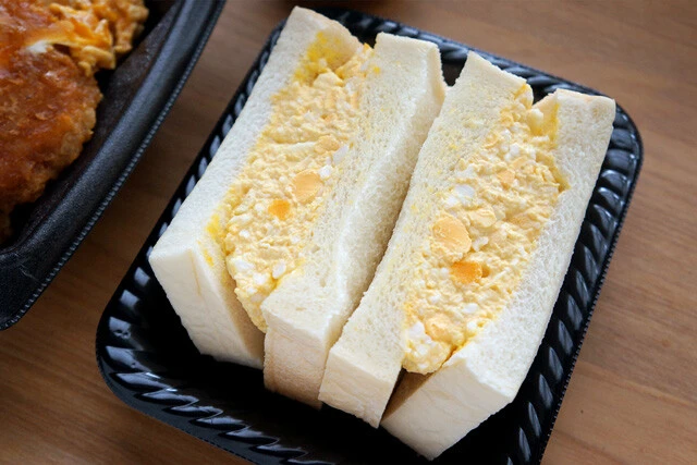 まずは玉子サンドから