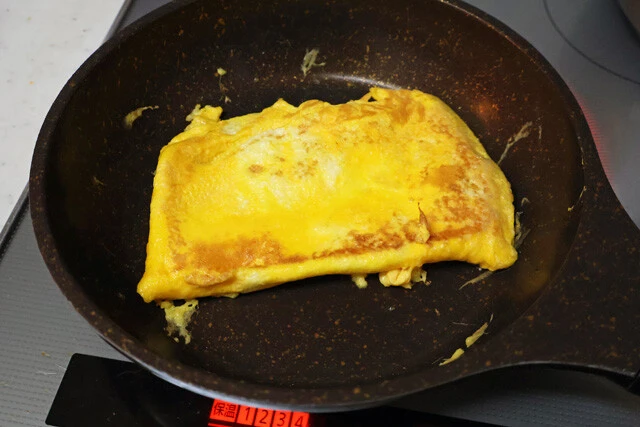 （１）卵！　卵を溶いて塩もしくは砂糖をひとつまみ入れ、油を引いたフライパンで卵焼きにする。ふっくらと厚みを出せると理想的だが、焼ければなんでも一緒！ 大胆に焼き上げよう