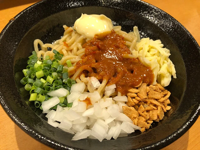 汁なし系、東京・池袋の「油そば 鈴の木」の辛まぜそば900円。麺や肉の増量などのトッピングも自由自在。