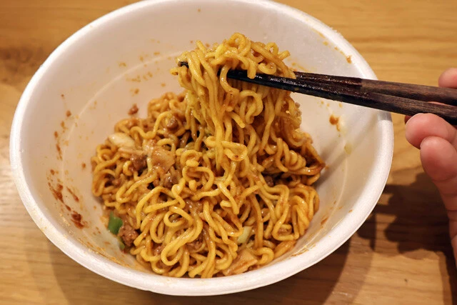 （３）まぜそば化！　5分後、フタに開けた穴からカップ焼きそばの要領で湯切りし、液体スープと粉末スープを入れてしっかり混ぜれば濃厚札幌みそまぜそばの完成だ。これが抜群にウマい！