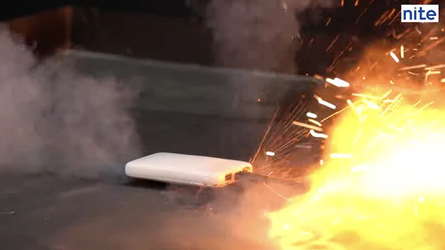 発火した状態のモバイルバッテリー。まず煙が出て、その後一瞬で火花を散らしながら発火。一般的な花火よりも大きな炎を噴き出すなど危険