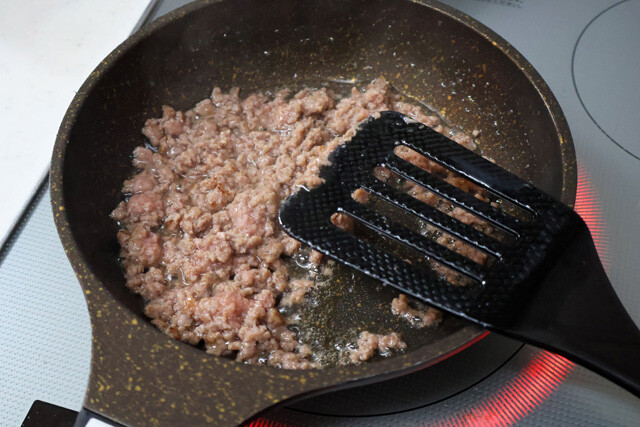 （１）炒める！　スーパーで購入した生ハンバーグをほぐすようにしながらフライパンで炒めてひき肉状に戻す。（４）で揚げるときにも火は入るので、サッと炒める程度にしておくのがベスト