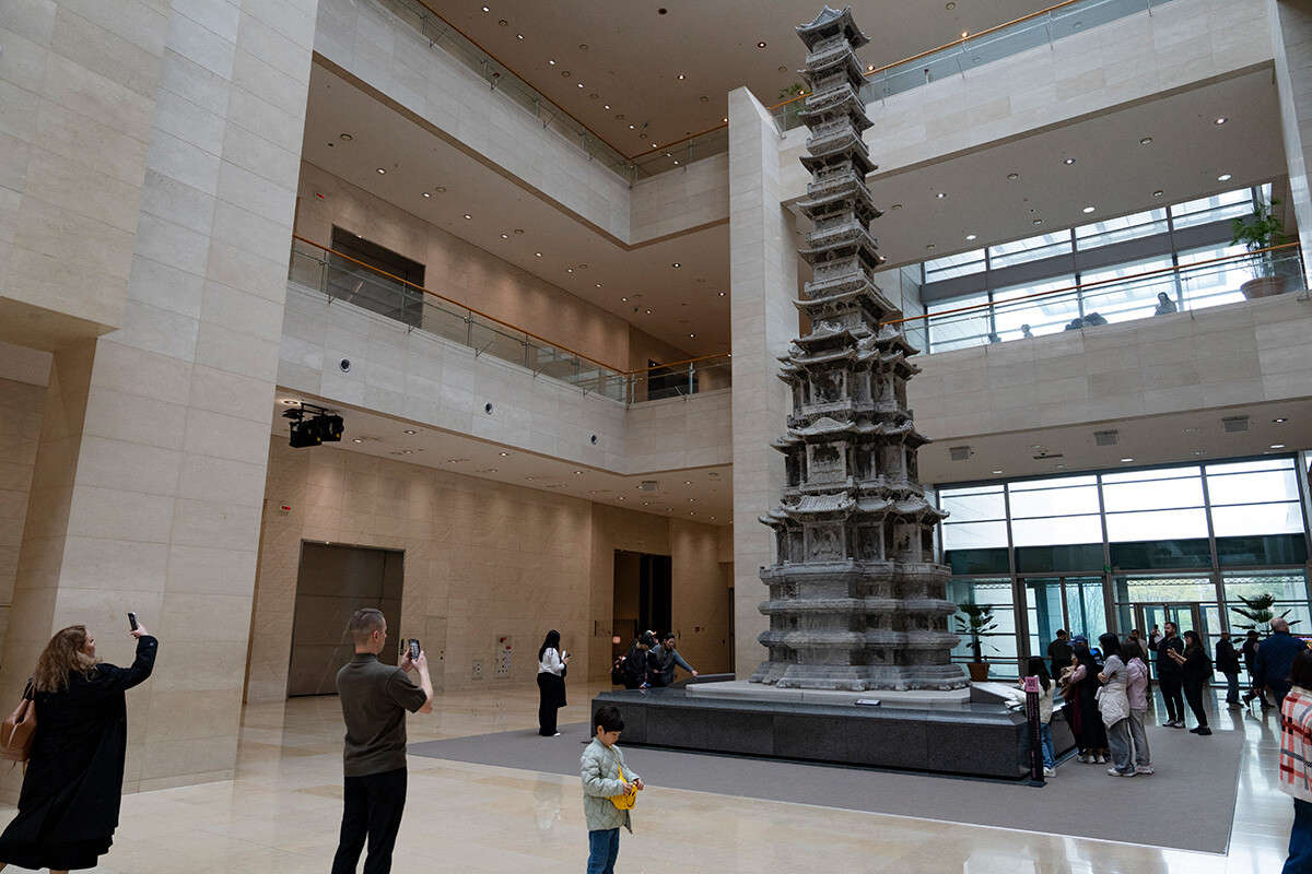常設展の目玉のひとつ、国宝・敬天寺十層石塔。現在常設展は無料だが、有料化が検討されている