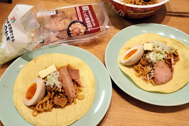 （４）仕上げ！　タコスの皮の中心に（３）を盛り、焼き豚、刻みネギ、味つけ卵、バターをのせたら出来上がり。全体を包んで豪快にかぶりつこう。具材はもちろんお好みでカスタム可能！
