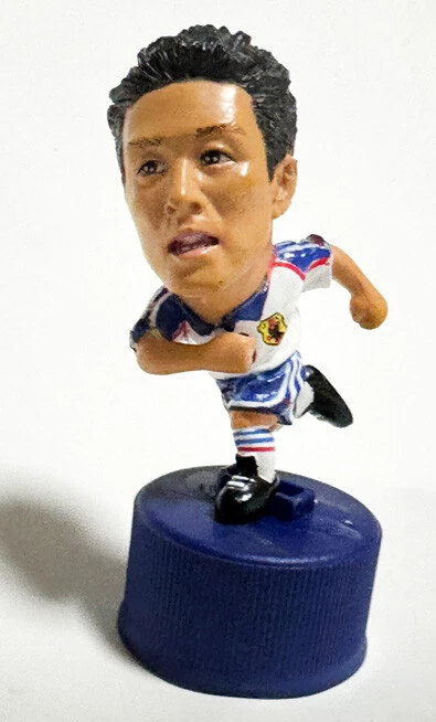 ボトルキャップフィギュアなどのオマケや水筒など数々の日本代表グッズが発売された
