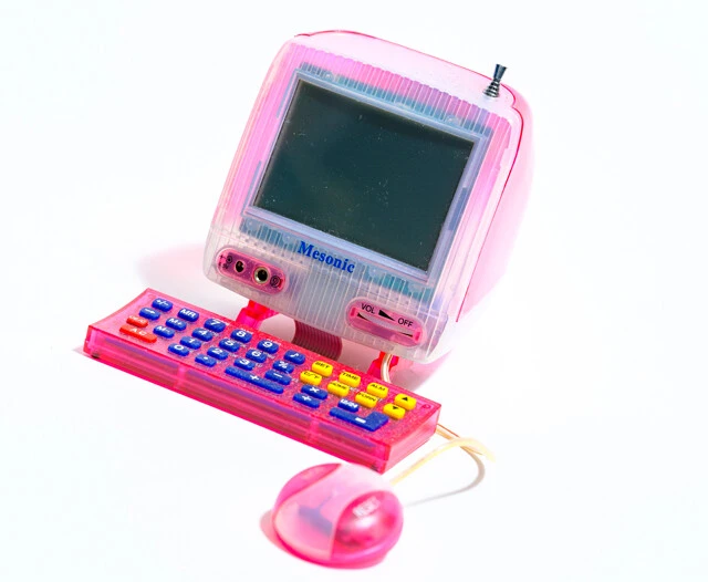 ストロベリー風。キーボードと丸いマウスもついて、計算機やラジオ、カレンダーなど多機能