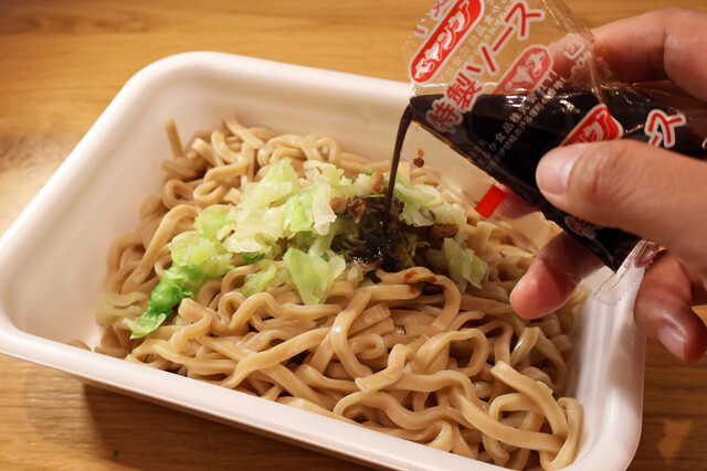 （３）仕上げ！　ペヤングの容器に麺を入れたらかやくも水気を切ってから追加し、ソース、スパイス、ふりかけをよく混ぜれば出来上がり。ワシワシ食感のペヤングがこんなにウマいとは！