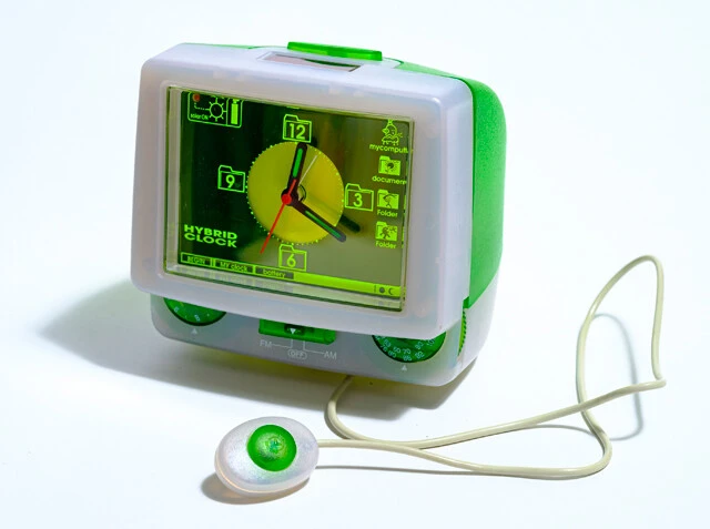 iMac G3風アナログ置き時計。本物よりは軽くて小さいが、デジタル時計よりは大きめ。デスクトップ風の文字盤など凝っている。マウス付き。ラジオ機能も