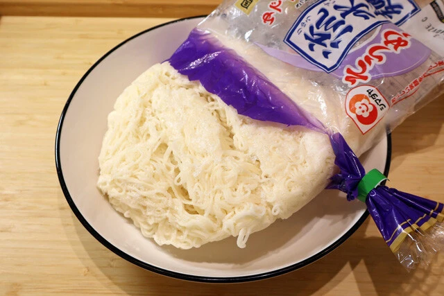 （２）取り出す！　（１）が凍ったら冷凍庫から取り出し、そうめんを凍ったままの状態で食器に移す。そうめんつゆはスプーンなどを使って軽く砕き、粗いかき氷のような状態にしておこう