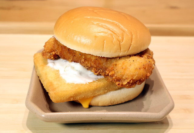 ⑰ファミチキフィレオフィッシュ　マクドナルドのフィレオフィッシュバーガーにファミチキを挟んでわんぱくさをブースト。鶏と魚がうまみのハーモニーを奏でる！