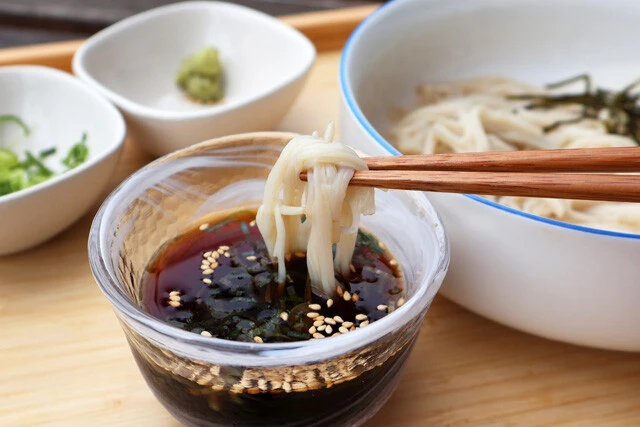 （５）食べる！　あとはお好みのめんつゆでそうめんと同様に食べるだけ。最高の喉越し。薬味はお好みのものをできるだけたっぷりと入れよう。薬味とエノキが一体化し、圧倒的にウマい！