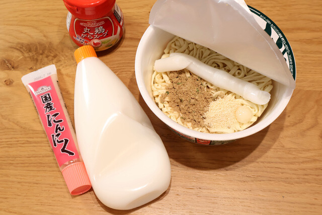 （２）調味料！　粉末スープと一緒に鶏ガラスープの素、ラード、ニンニクチューブを投入。かなりパンチの利いた味になるが、濃かったら薄めればOK。特にラードと鶏ガラはガッツリ入れよう