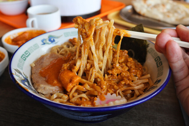 （４）混ぜる！　ラーメンにカレーをぶっかけたらよく混ぜて食べるだけ。スパイシーな本格カレーラーメンは唯一無二のウマさ！　ハンバーグや餃子の中身などを混ぜて肉増しするのもアリ！