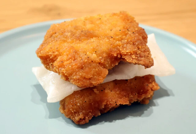 ⑳ファミチキ餅サンド　しゃぶしゃぶ用の餅を軽くフライパンで温めて軟らかくし、半分に切ったファミチキで挟むだけ。もちもち食感が楽しい！